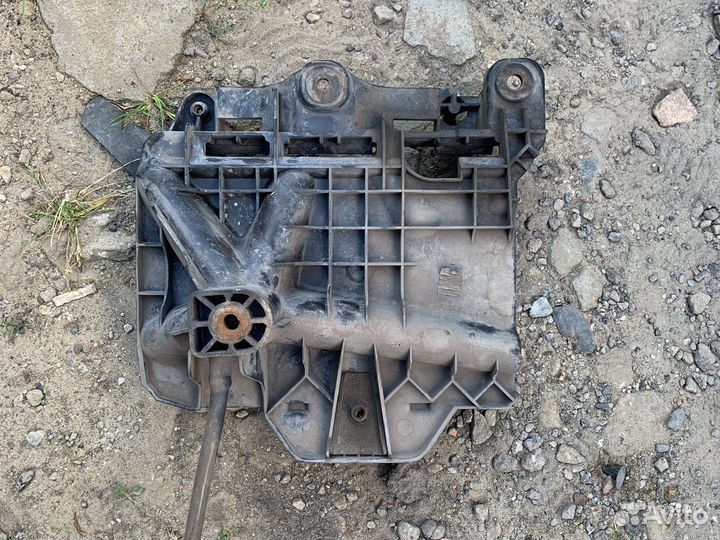 Skoda rapid площадка под аккумулятор