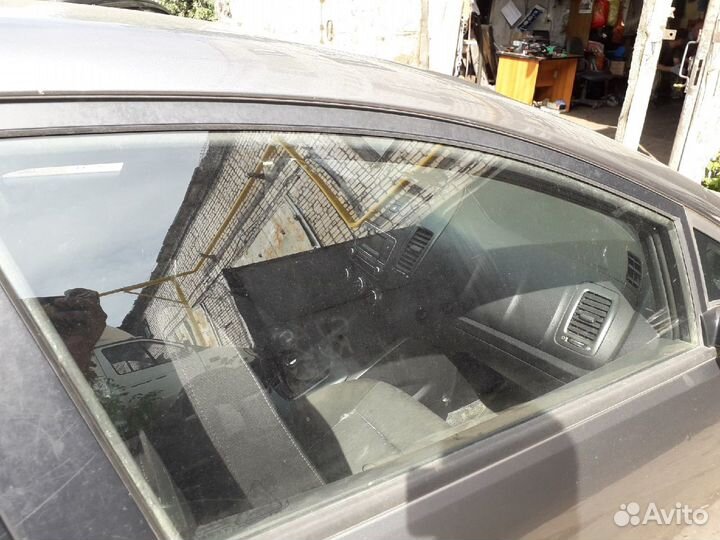 Тойота Авенсис Т250 - стекло на двери оригинальное