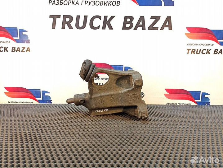 2133303 Кронштейн торсиона кабины правый