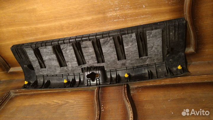 Kia Rio 3 Накладка замка багажника