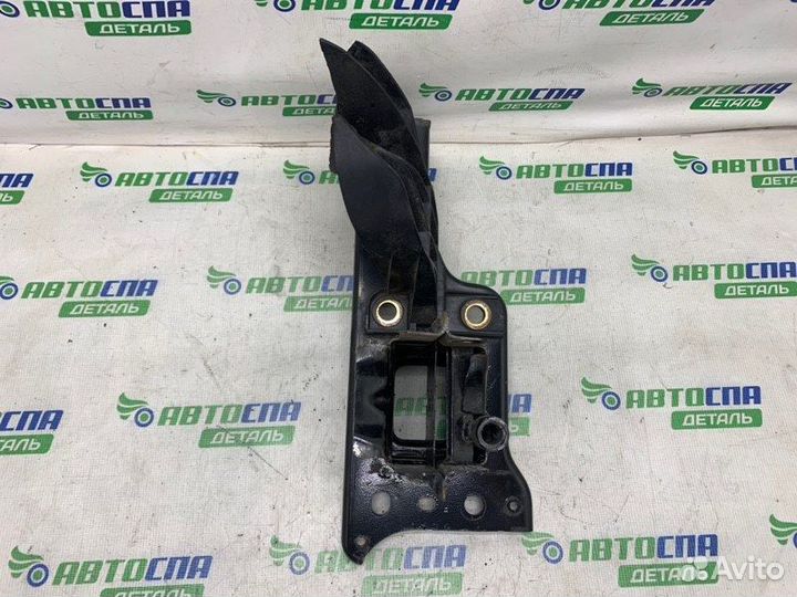 Кронштейн усилителя бампера передний правый Opel