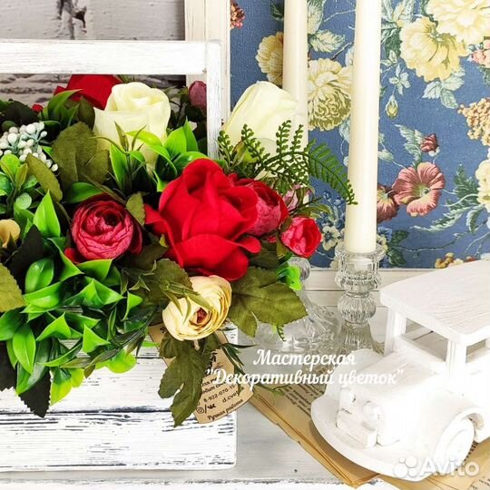 Ящик с декоративными цветами