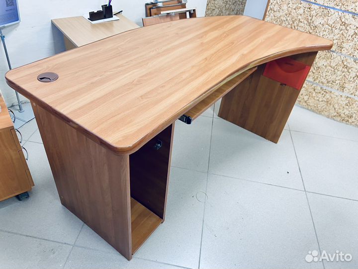 Компьютерный стол офисный