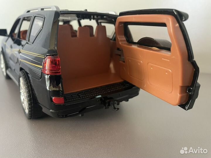 Коллекционная toyota land cruiser prado 1:24