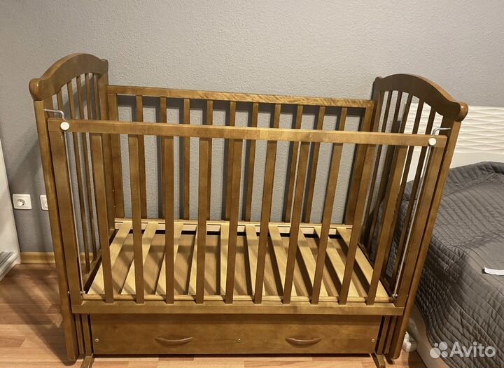 Кроватка детская с маятником