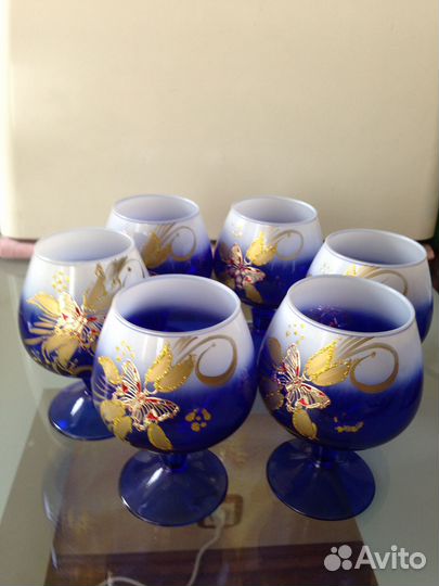 Ваза, бокалы и стеклянные игрушки