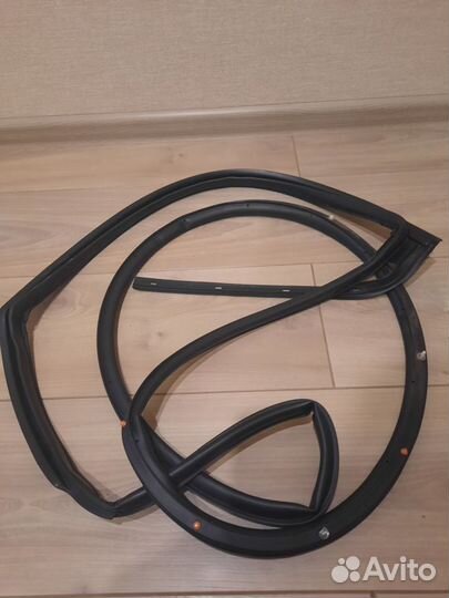 Уплотнитель задней двери Rio-3