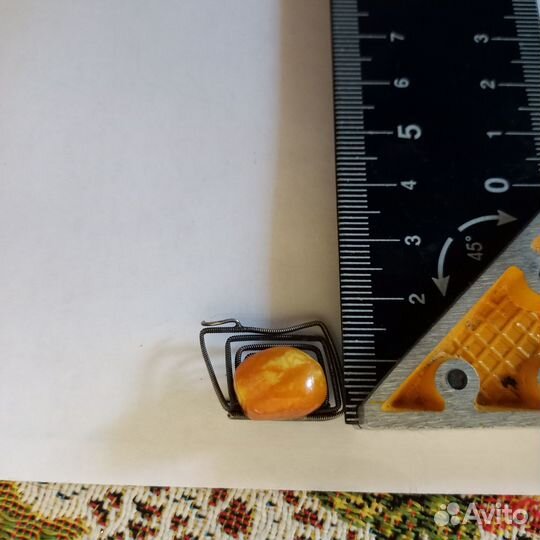 Винтажная брошь янтарь