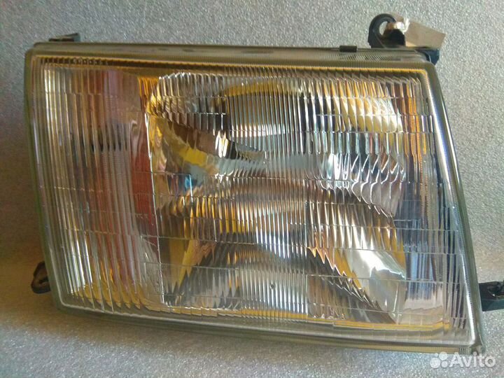 Toyota Land Cruiser 100 Фара правая