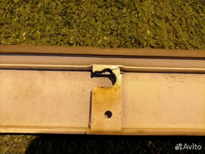 Накладка задней двери Toyota Grand Hiace KCH10wkch