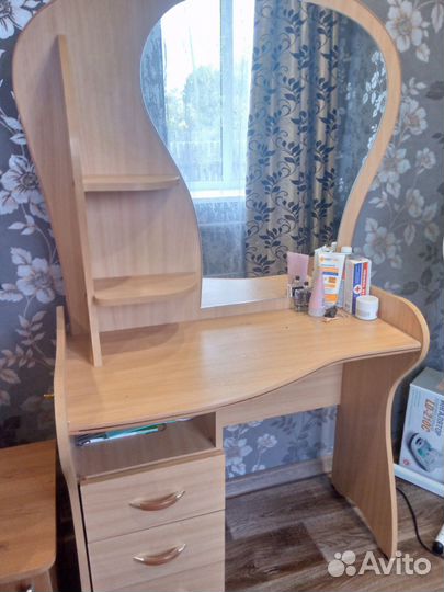 Туалетный столик (трюмо)