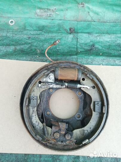 Щит опорный задний левый Ford Maverick 2003 г