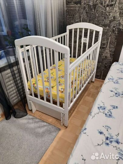 Детская кроватка с маятником