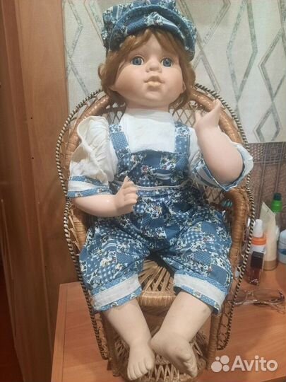 Кукла фарфоровая