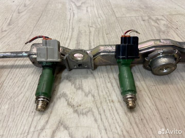 Топливная рампа в сборе Toyota Avensis T25 1zzfe