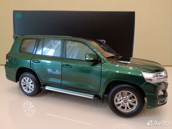 Toyota Land Cruiser 200 II(2015-2021) 1:18 Зеленый