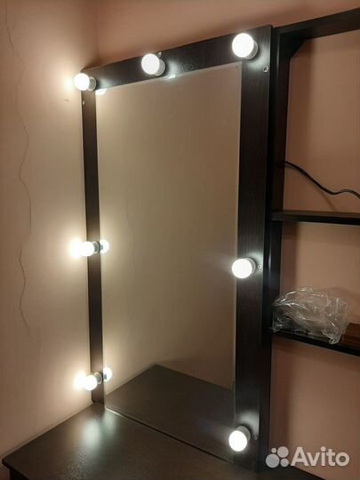 Туалетный столик с зеркалом и подсветкой