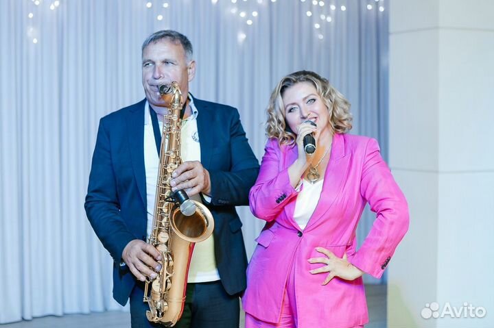 Саксофонист, ведущие на мероприятие
