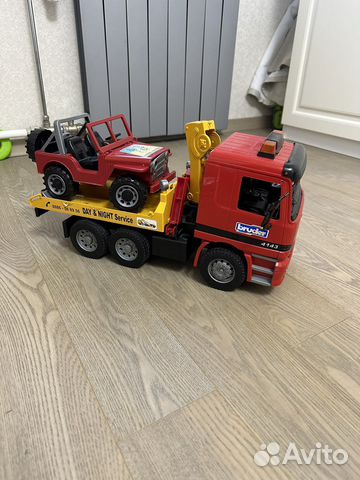 Эвакуатор с машиной bruder