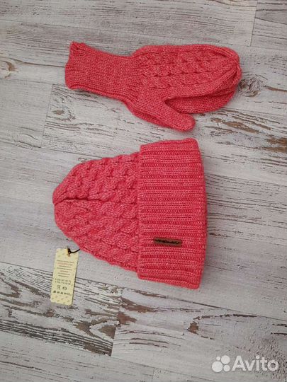Шапка и варежки новые с этикеткой