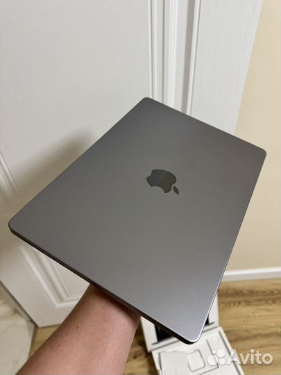 Macbook pro 14 m3 8/512 gb
