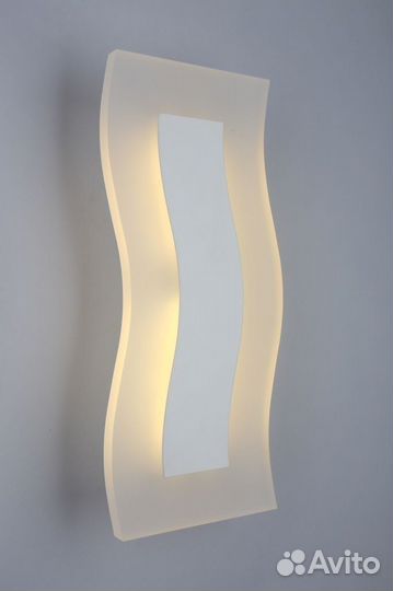 Бра настенный металлический со стеклом