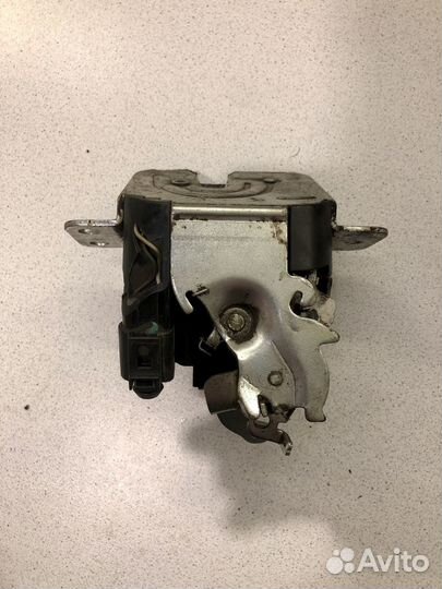 Замок багажника Mitsubishi Colt