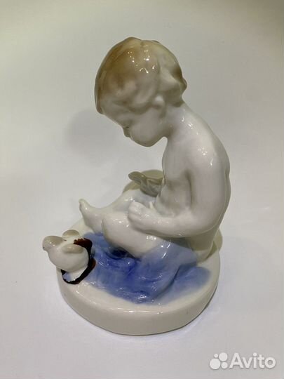 Сатуэтка мальчик с птенцом цыпленком