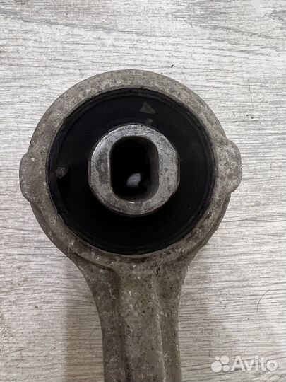 Передний правый рычаг подвески W204