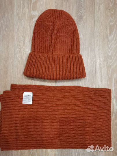 Шапка с шарфом женская