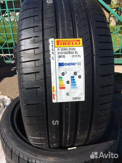 Pirelli P Zero PZ4 275/40 R22 и 315/35 R22
