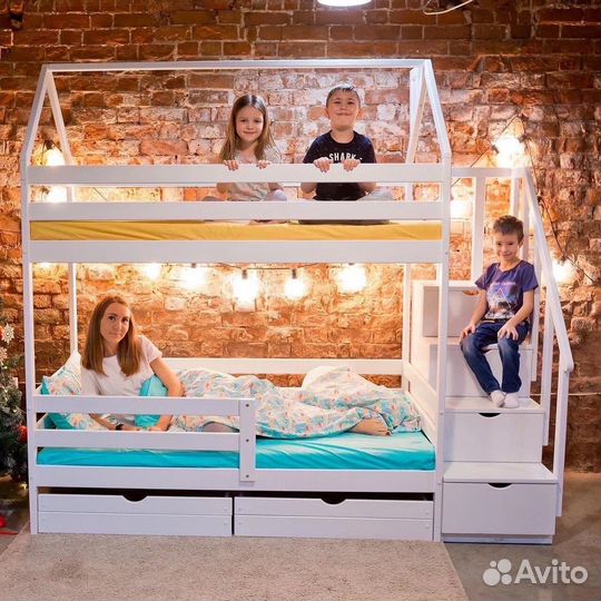 Двухъярусная кровать домик с лестницей комодом