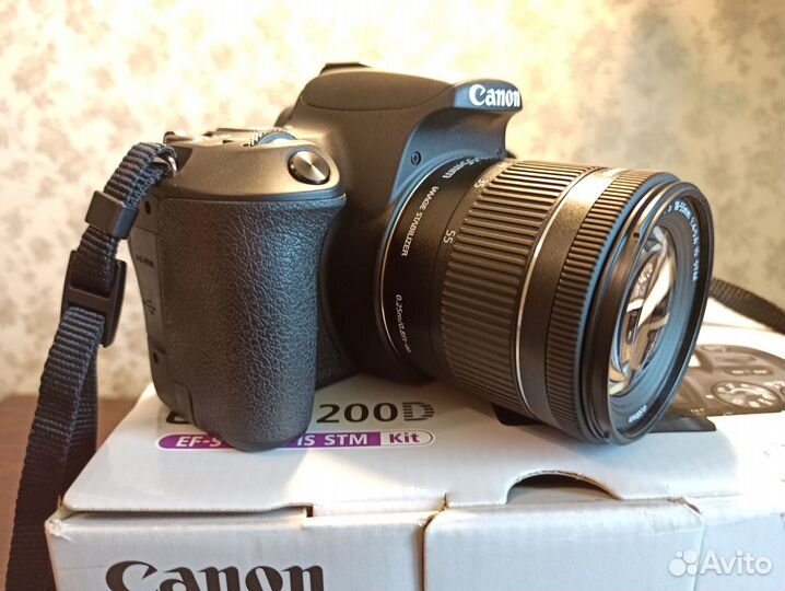 Зеркальный фотоаппарат Canon EOS 200D с приданным
