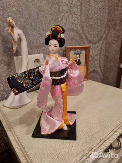 Японская Гейша в лаконичном кимоно розовом