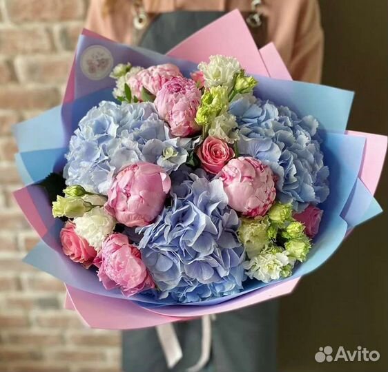 Авторский букет из гортензии, эустомы и пионов