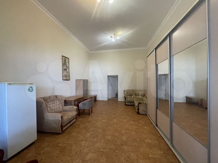 Комната 57 м² в 2-к., 1/2 эт.