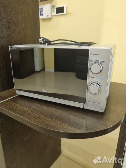 1. Микроволновая печь Midea MM720C4E-S