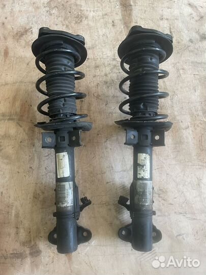 Стойка амортизатора на W204 Mercedes AMG