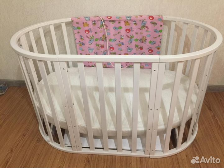 Детская кроватка с маятником