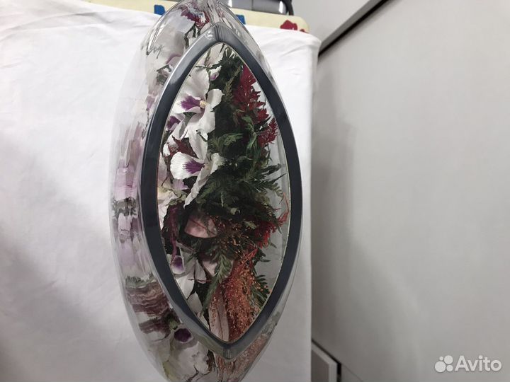 Живые цветы в вазе