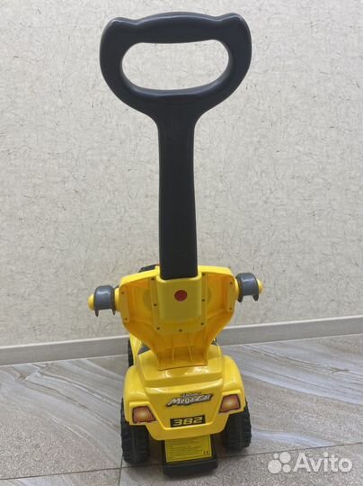 Машинка-каталка с ручкой