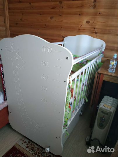 Детская кровать белая с маятником в идеале