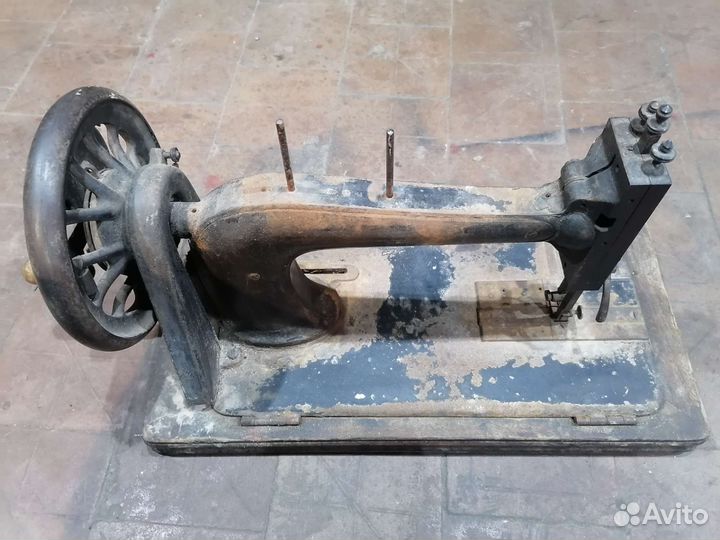 Юбилейная старинная швейная машинка