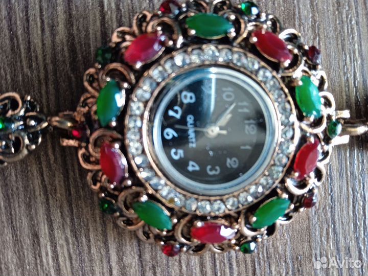 Часы с хризопразами и гранатами.Новые.Кварцевые