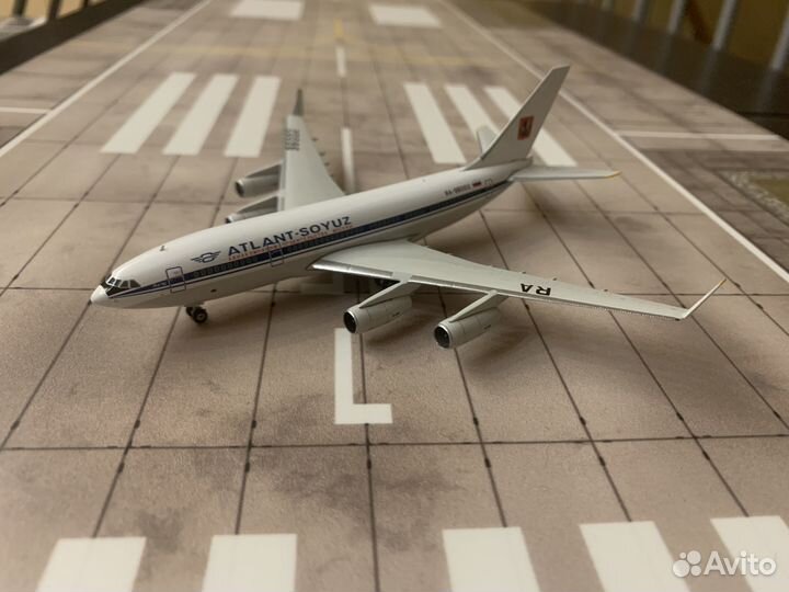 Модель самолета Ил 96-300 в М 1:400