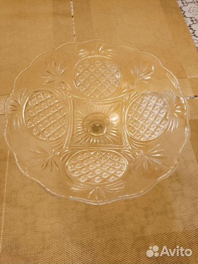 Ваза для фруктов на ножке