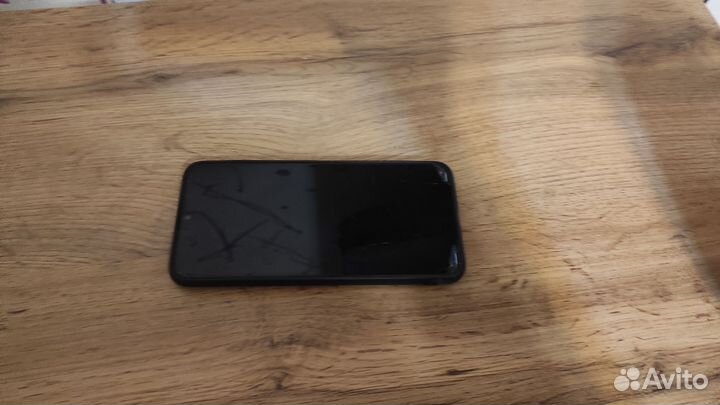 Продаю телефон redmi 8 на запчасти не рабочий