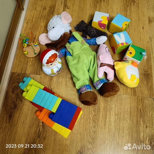 Развивающие игрушки для малышей пакетом