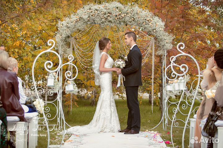 Арка свадеб с воротами и двумя верхами стойки стол