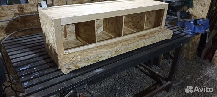 Гнездо для кур с яйцесборником, кормушка